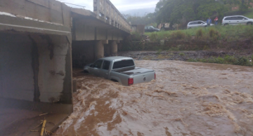 Motorista tem carro levado pela correnteza ao tentar cruzar rio no Lageado em Botucatu