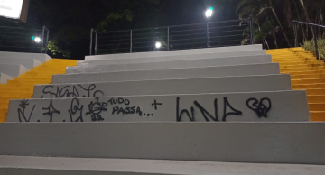 Jovens são detidos em Botucatu após pichação na praça Paratodos