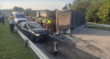 Caminhão tomba e atinge veículo na Rondon em Botucatu
