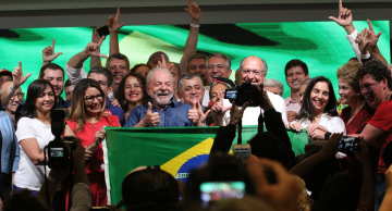 Em primeiro discurso, Lula diz que combate à miséria é sua missão