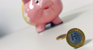 Poupança deixa de perder para inflação após dois anos