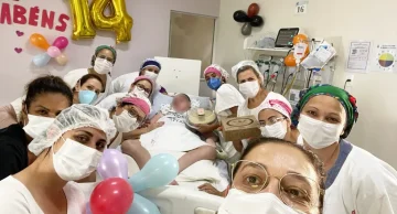 Adolescente que mora no hospital em Jaú desde o nascimento ganha festa de aniversário surpresa dos médicos