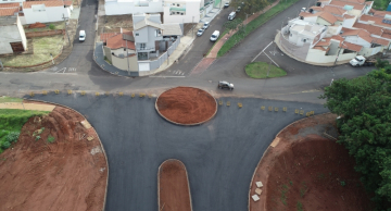 Rotatória da Avenida Universitária em Botucatu entra em fase final de instalação