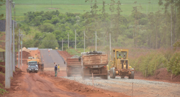 Estrada que faz ligação até represa em Botucatu começa a receber asfalto