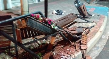 Banco, floreira e lixeira amanhecem destruídos na Amando de Barros