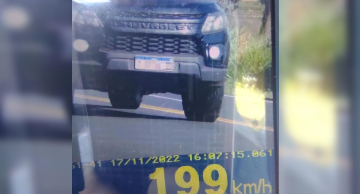 Carro é flagrado a quase 200 km/h durante fiscalização em rodovia no interior de SP