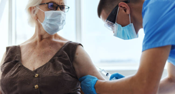 Idosos acima dos 65 anos já podem tomar 3ª dose da vacina de reforço contra a Covid-19