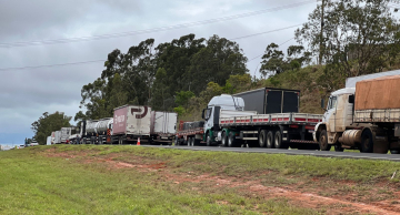 Governo de SP determina multa de R$ 100 mil para veículo parado em estrada e prisão