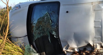 Van que transportava 15 pacientes para Botucatu bate em caminhão em Rodovia de São Manuel