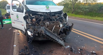 Colisão traseira entre van e caminhão deixa feridos entre Avaré e Botucatu