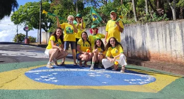 Família de Botucatu mantém tradição de pintar a rua para a Copa do Mundo desde 1982: ‘Criar memórias’