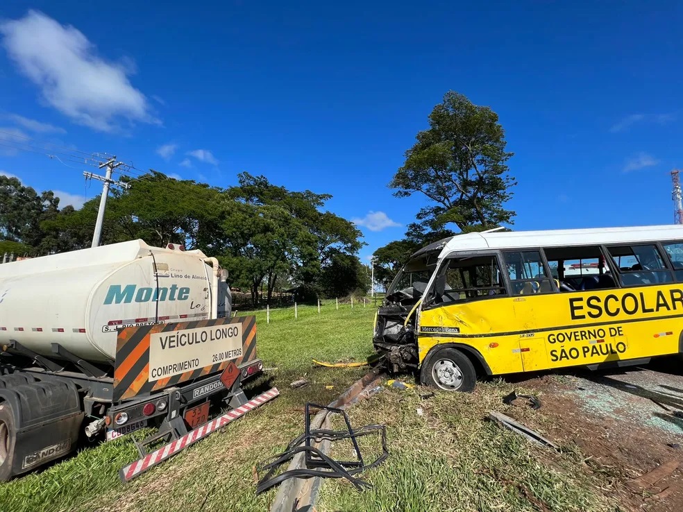 Micro-ônibus que transportava crianças para a escola sai da pista