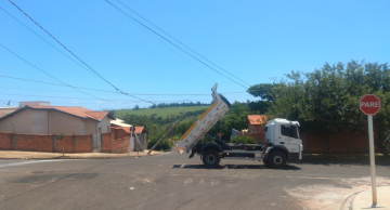 Caminhão com caçamba erguida derruba fios e postes no Jardim Cambuí