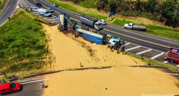Carreta tomba na “curva do Sesi” na Marechal Rondon em Botucatu