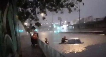 Chuva em Bauru deixa carro submerso na Nações Unidas e casal é resgatado