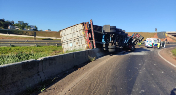 Carreta com 15 toneladas de chumbo tomba em alça de acesso da Rondon em Botucatu