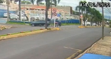 Motociclista fica ferido após carro cruzar avenida em local proibido em Botucatu