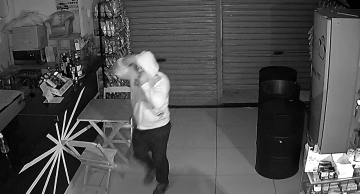 Em menos de um minuto ladrão invade depósito de bebidas na João Passos e leva dinheiro; veja vídeo