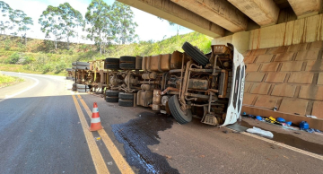 Carreta carregada com madeira tomba na Castelinho entre Botucatu e Pardinho