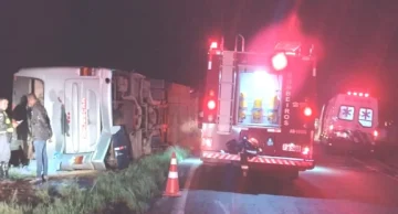 Ônibus com bolivianos tomba na Rodovia Castello Branco e deixa vários feridos