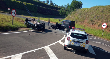 Carro cai de viaduto e atinge outro veículo na Castelinho em Botucatu