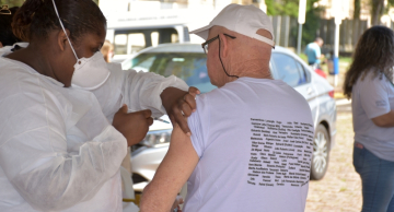 Botucatu libera dose de reforço contra Covid-19 para idosos acima de 70 anos
