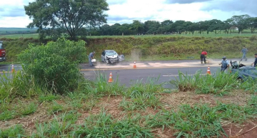 Colisão frontal entre veículos deixa dois mortos e um gravemente ferido em rodovia de Jaú