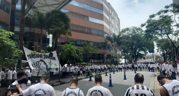 Torcedores do Santos fazem vigília por Pelé na frente de hospital em SP