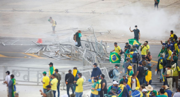Manifestantes invadem Congresso, Planalto e STF