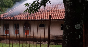 Criminosos furtam a ateiam fogo em casa no Convívio em Botucatu