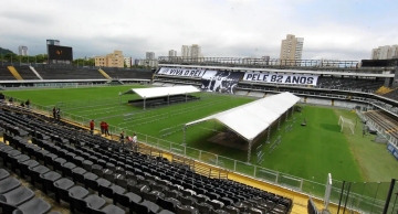 Corpo de Pelé chega à Vila Belmiro para velório