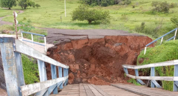Chuva derruba ponte na região da Indiana em Botucatu