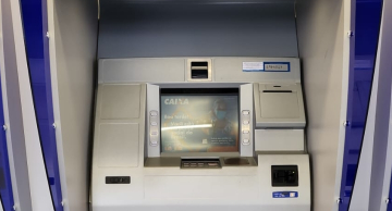 Criminosos instalam ’chupa cabra’ e adesivos com telefone para golpe em agências da Caixa em Botucatu