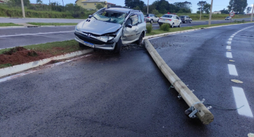 Veículo derruba poste na Gastão Dal Farra em Botucatu