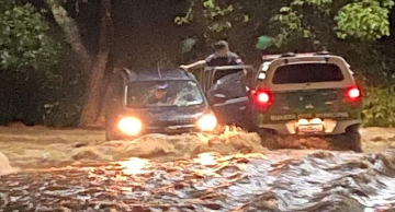 Equipe da GCM de Itatinga resgata idosos que estavam sendo arrastados pela enxurrada