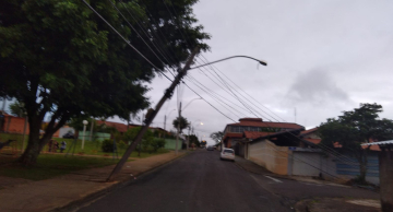 Caminhão arrasta poste com fios energizados na Cohab 1 em Botucatu