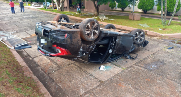 Carro capota e vai parar dentro de hotel ao lado da Marechal Rondon em Botucatu