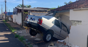 Carro sem freio invade residência na rua Curuzu em Botucatu