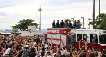 Corpo de Pelé é sepultado em Santos após longo cortejo