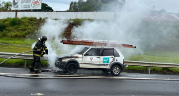Carro pega fogo na Rodovia Castelinho em Botucatu
