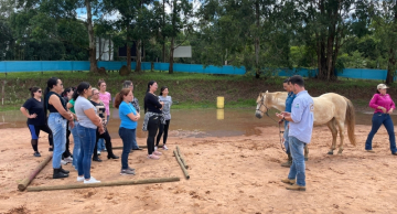 Profissionais da Educação recebem formação prática sobre o Projeto de Equoterapia