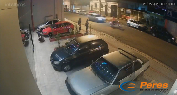 Motociclista fica gravemente ferido após ser atingido por carro no centro de Botucatu; veja vídeo