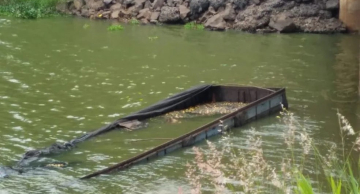 Caminhão cai dentro do Rio Capivara entre Botucatu e São Manuel