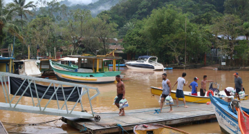 Moradores de São Sebastião estão sem água potável há quatro dias