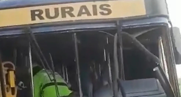 Dois ônibus que transportavam trabalhadores rurais batem em rodovia de São Manuel