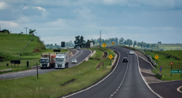 Motoqueiro e garupa morrem após serem atingidos por caminhão na Rodovia Marechal Rondon em Lençóis Paulista Motoqueiro e garupa morrem após serem atingidos por caminhão na Rodovia Marechal Rondon em Lençóis Paulista