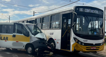 Van colide contra ônibus circular no bairro Comerciários em Botucatu
