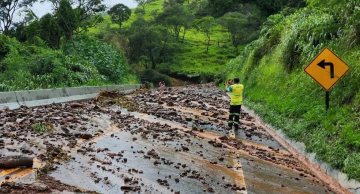 Deslizamento de terra interdita trecho de rodovia entre Santa Maria da Serra e Torrinha