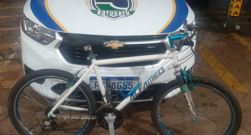 Homem é agredido e tem bicicleta roubada por casal de andarilhos no centro de Botucatu