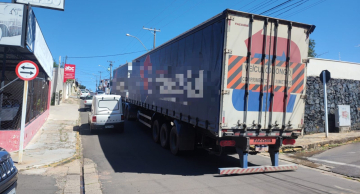 Carreta quebra em rua movimentada de Botucatu e deixa trânsito travado na área central